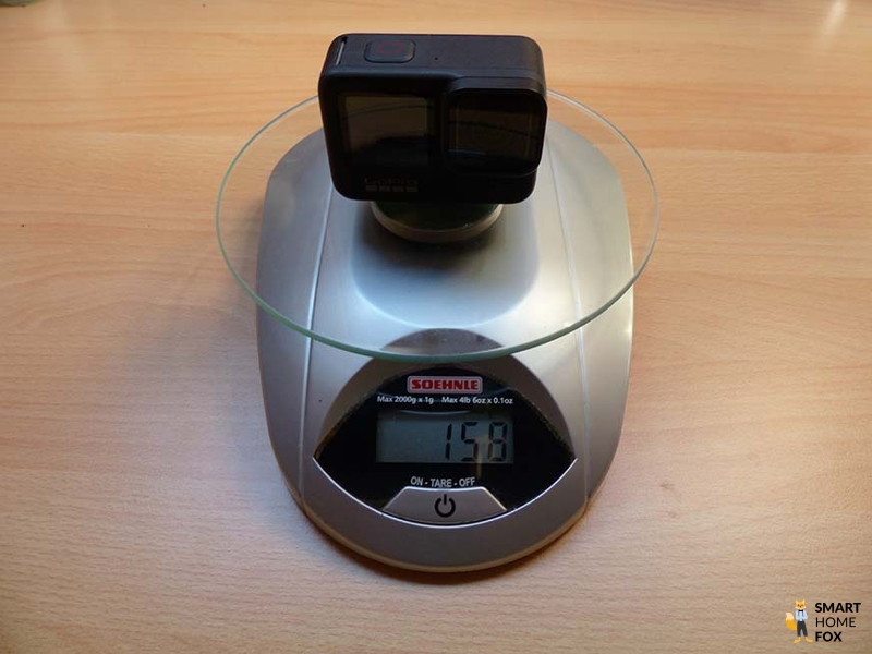 Man sieht, wie das Gewicht der GoPro Hero 9 auf einer Waage gemessen wird.